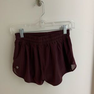 Lululemon hotty hot short II 2.5 size-6